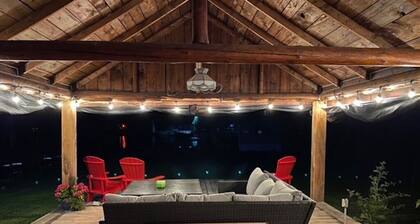 Riviera Lodge - Large Renovated Waterfront Property