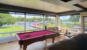 Game room - Riviera Lodge - Large Renovated Waterfront Property (West Nipissing)