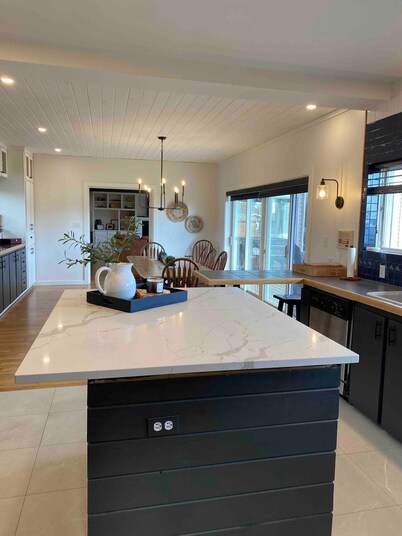 Riviera Lodge - Large Renovated Waterfront Property