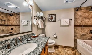 Combinazione doccia/vasca, asciugacapelli, asciugamani, sapone