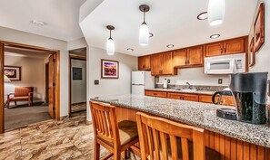 Kylskåp, mikrovågsugn, kaffe- och tebryggare och vattenkokare