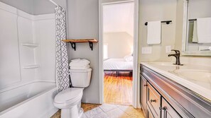 Combined shower/bathtub, hair dryer, towels, toilet paper - Rivers Edge: Spacious, Riverwalk, Close to USC, Ft Jackson, all area Hospitals (West Columbia)