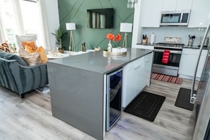 Coffee/tea maker, fridge, microwave, oven