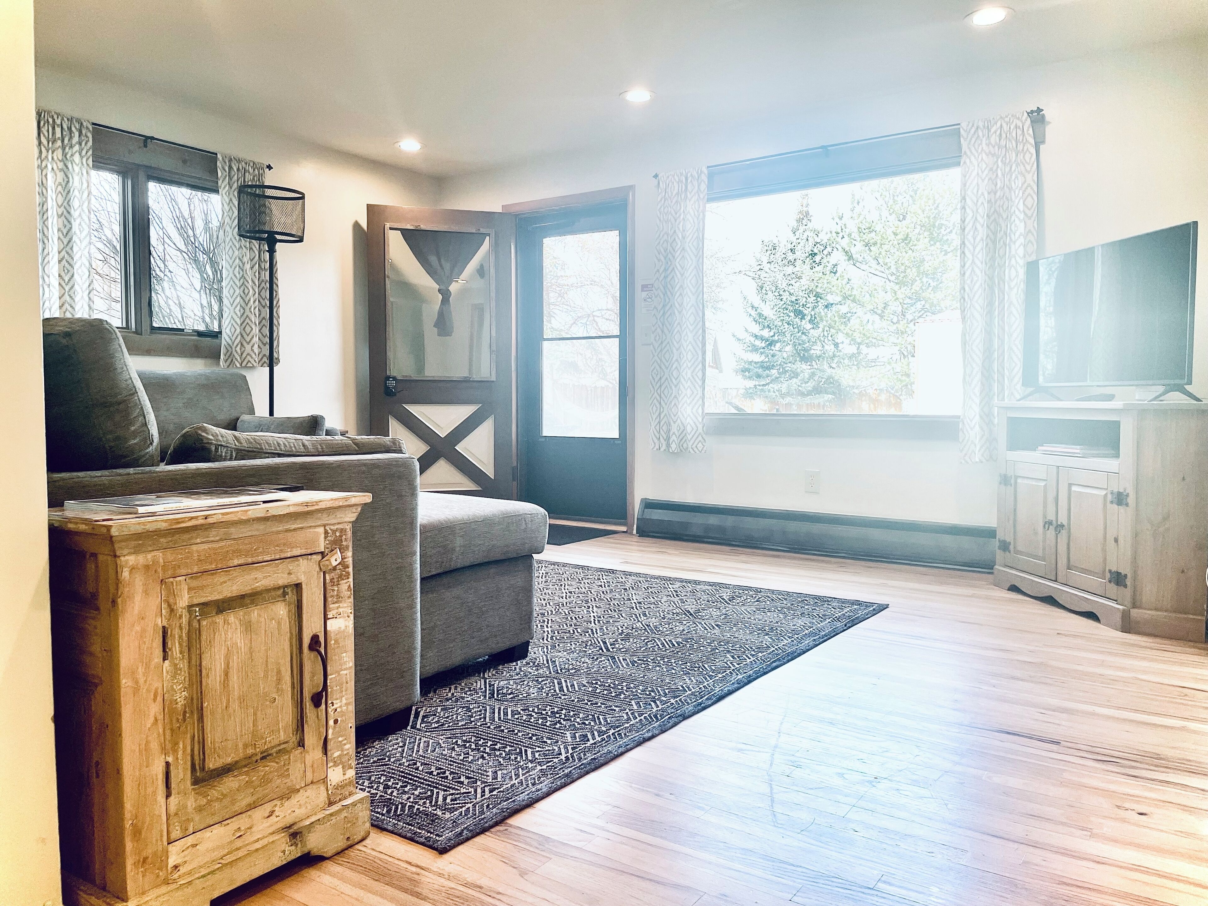 Smart-tv, bøger, stereoanlæg