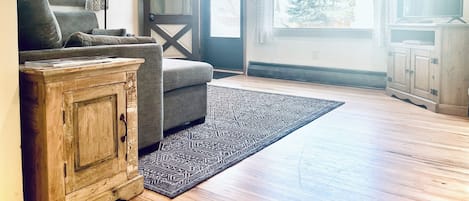 TV connectée, livres, chaîne hi-fi