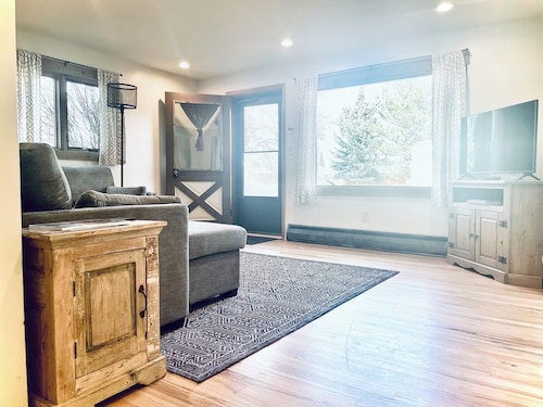 Rizen Cottage - A Cozy Montana Getaway