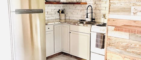 Frigorifero, microonde, forno, piano cottura