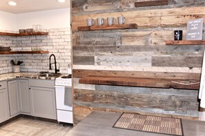 Frigorifero, microonde, forno, piano cottura