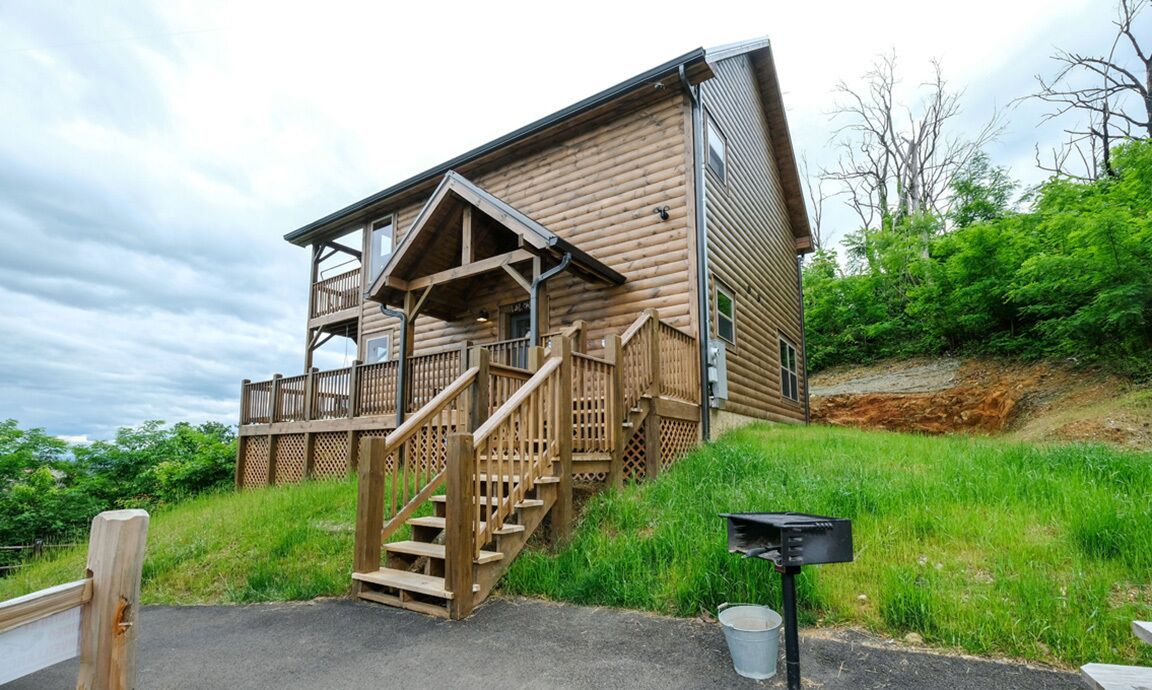 Hot Tub w/ Mountain View, Cozy Cabin, Newer Build (2019)