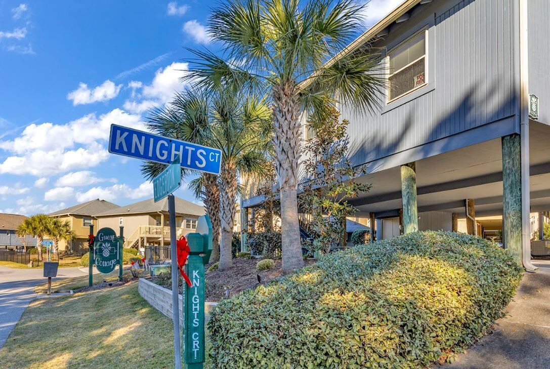Un immeuble avec une enseigne indiquant « Knights Ct » et un salon pour les clients.