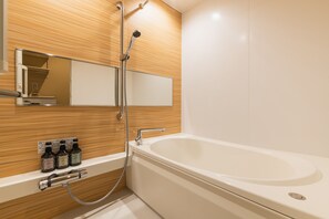 Een aparte badkuip en douche, gratis toiletartikelen, een haardroger