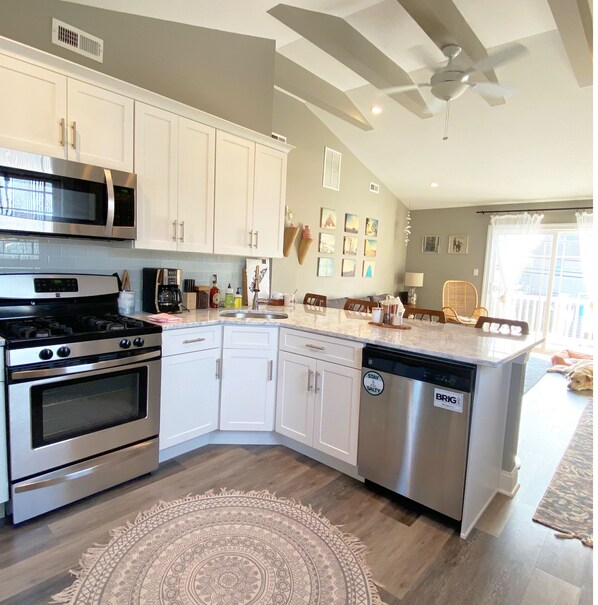 Refrigerador, microondas, horno y parrilla de estufa 