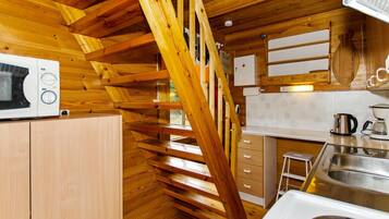 Réfrigérateur, micro-ondes, batterie de cuisine, vaisselle et ustensiles