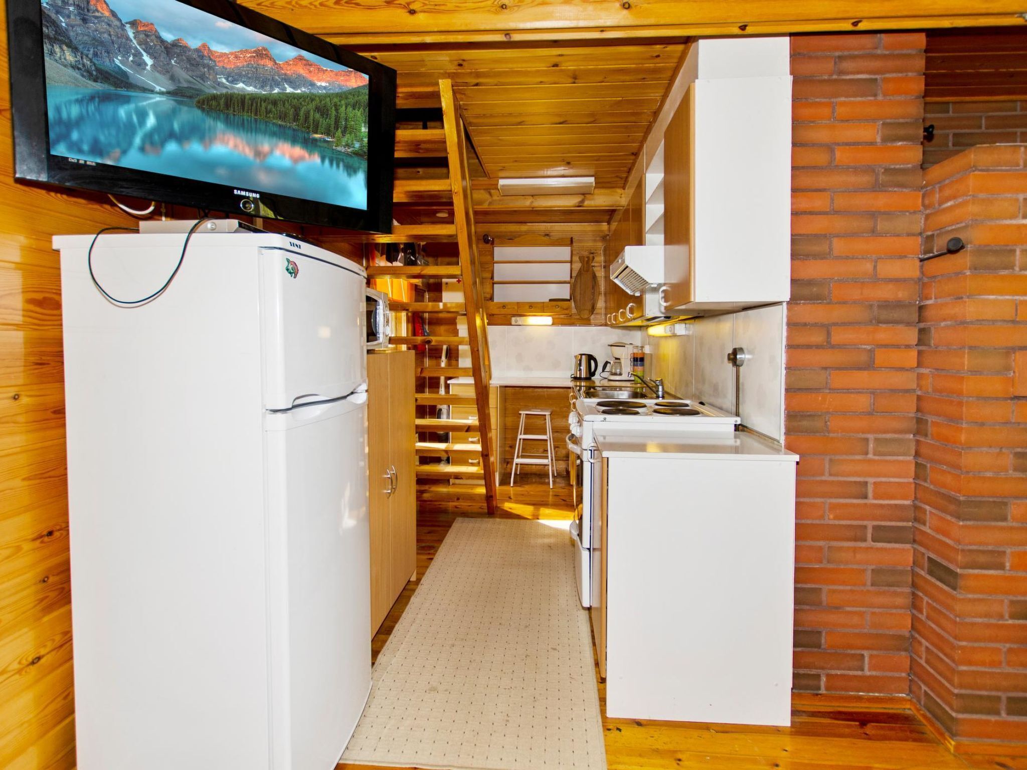 Réfrigérateur, micro-ondes, batterie de cuisine, vaisselle et ustensiles