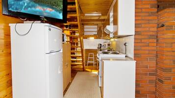 Kylskåp, mikrovågsugn och grytor/köksredskap