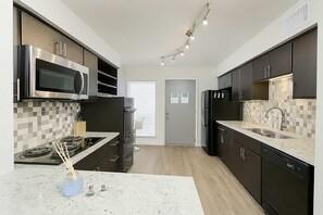 Kühlschrank, Mikrowelle, Ofen, Herdplatte