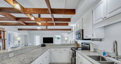 Penthouse Loft- Balcony Over Downtown Statesboro