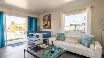 Smart-TV, Tischtennisplatte, Stereoanlage