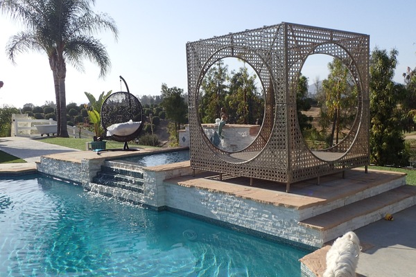 Utomhuspool och uppvärmd pool