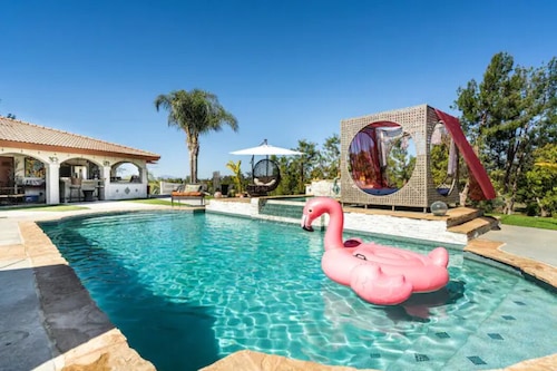 Romantic Villa • Pool • Walk to Wineries