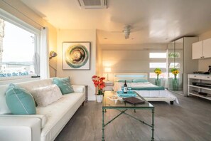 1 bedroom, desk, iron/ironing board, free WiFi - Villa Playa overlooking Pool Oasis (Temecula)