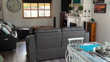 Smart-tv, een open haard, een dvd-speler en een muziekbibliotheek