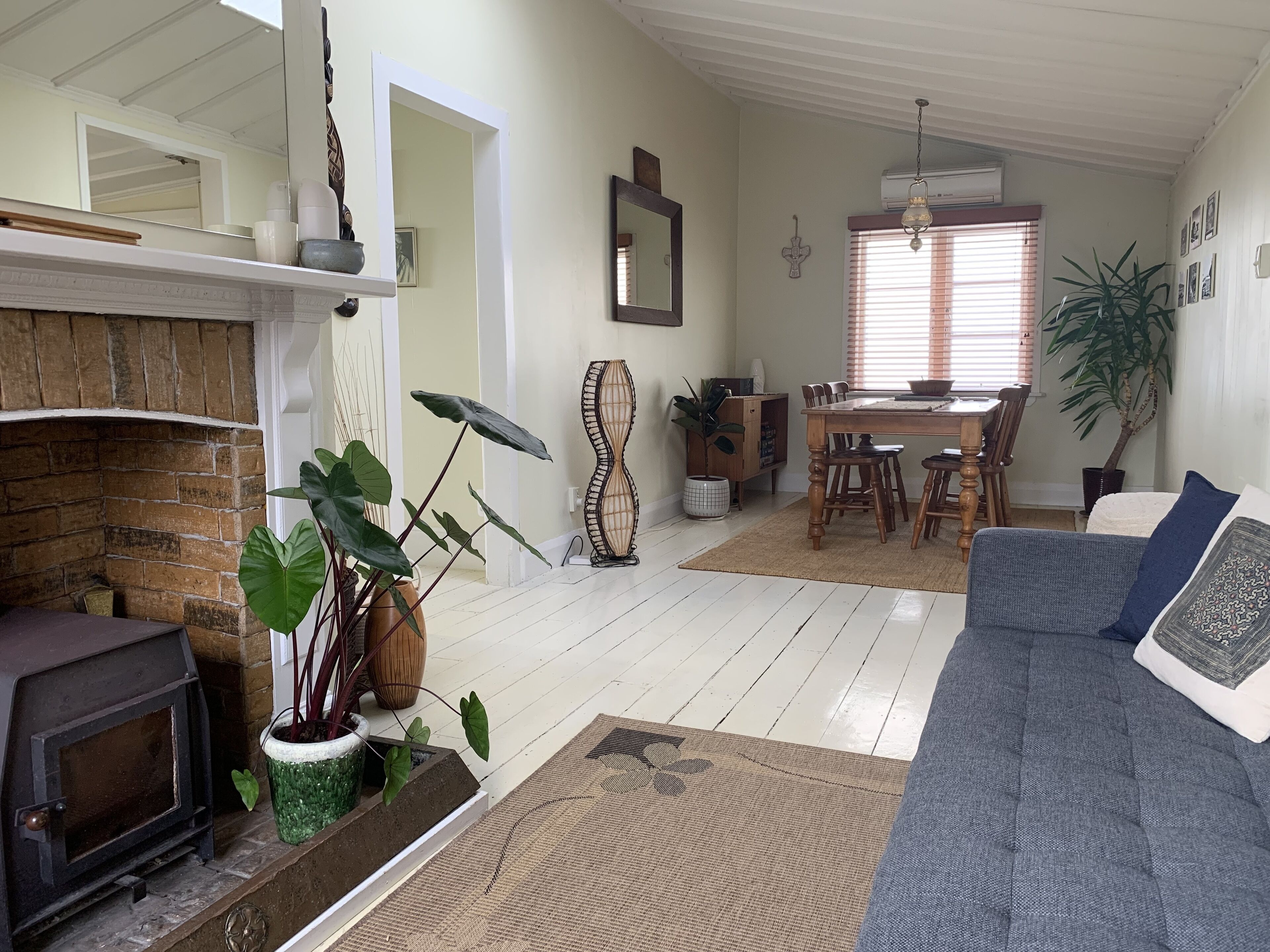 Televisión, chimenea, reproductor de DVD y libros 