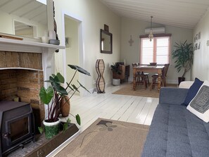 TV, caminetto, lettore DVD, libri