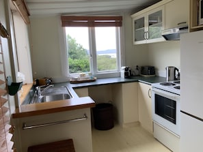 Fridge, microwave, oven, stovetop - Historic cottage with harbour views (Kohukohu)