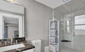 Dusche, Haartrockner, Handtücher, Seife