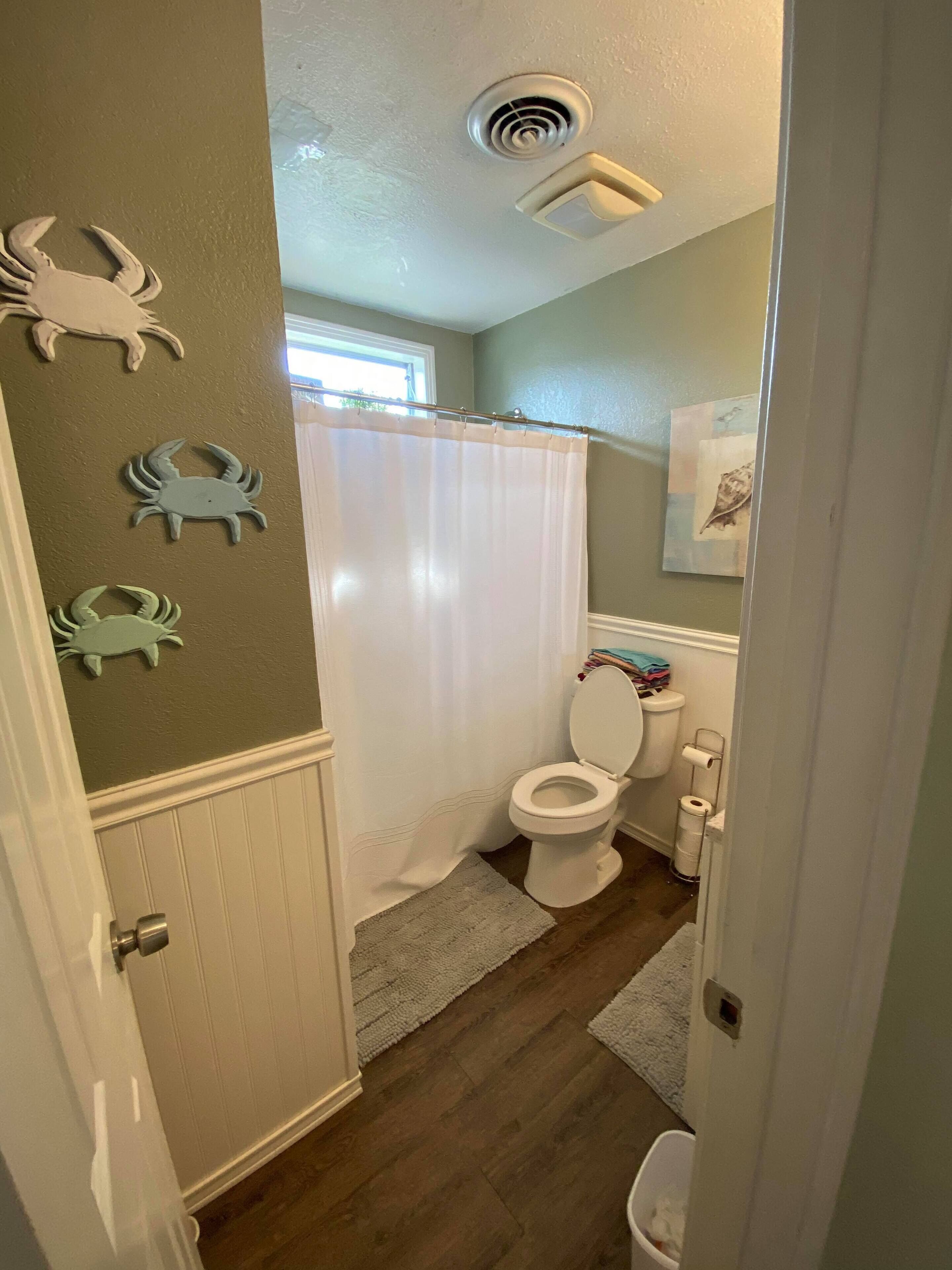 Combined shower/bathtub, hair dryer, towels, toilet paper