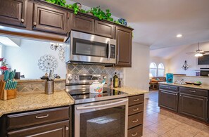 冷蔵庫、電子レンジ、オーブン、コンロ