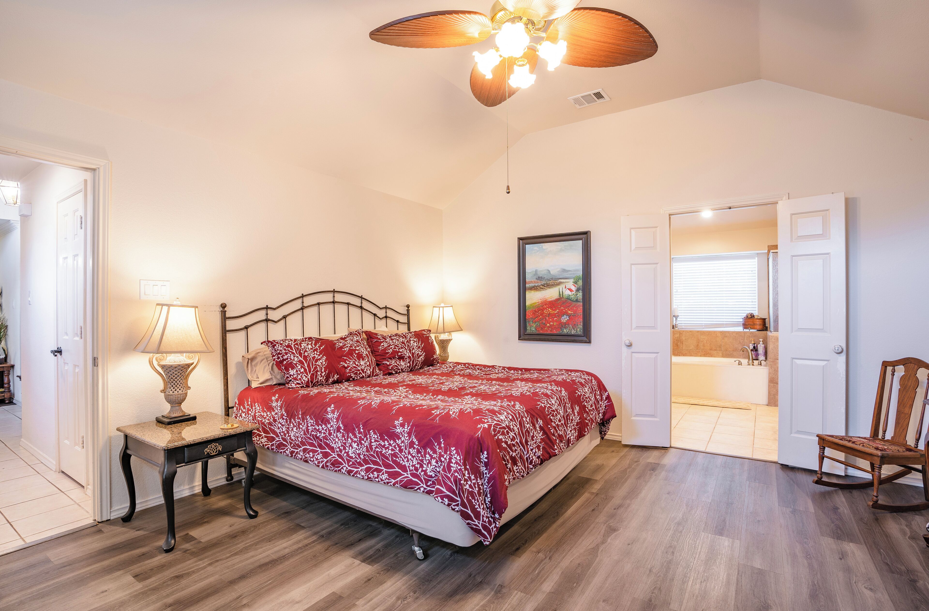 3 室のベッドルーム、デスク、アイロン / アイロン台、旅行用ベビーベッド