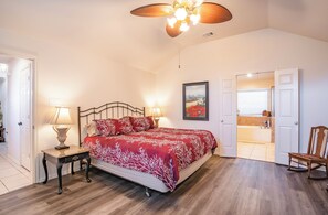 3 室のベッドルーム、デスク、アイロン / アイロン台、旅行用ベビーベッド