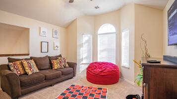 智能電視、壁爐、電子遊戲、乒乓球設施