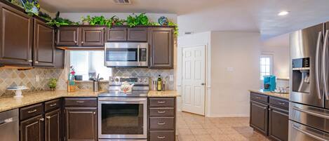 Kjøleskap, mikrobølgeovn, ovn og kokeplater