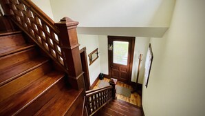 A wooden staircase with a handrail, leading to a door with a window. - Updated Victorian in the Heart of Sheboygan. Beach, Downtown, Golf, Road America (Sheboygan)