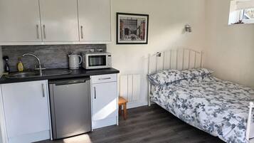 Travel cot, WiFi, bed sheets