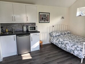 Travel cot, WiFi, bed sheets