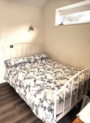 Travel crib, WiFi, bed sheets