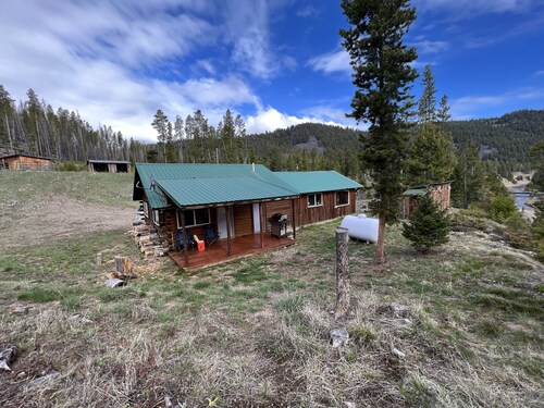 Private cabin bordering national forest 