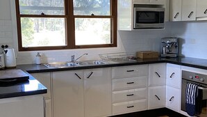 コーヒー / ティーメーカー、冷蔵庫、電子レンジ、オーブン