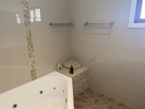 Combined shower/tub, hair dryer, bidet, towels - Hannah's Place in the heart of Lovedale (Lovedale)