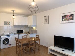 Jääkaappi, mikroaaltouuni, liesi, kahvin-/teenkeitin