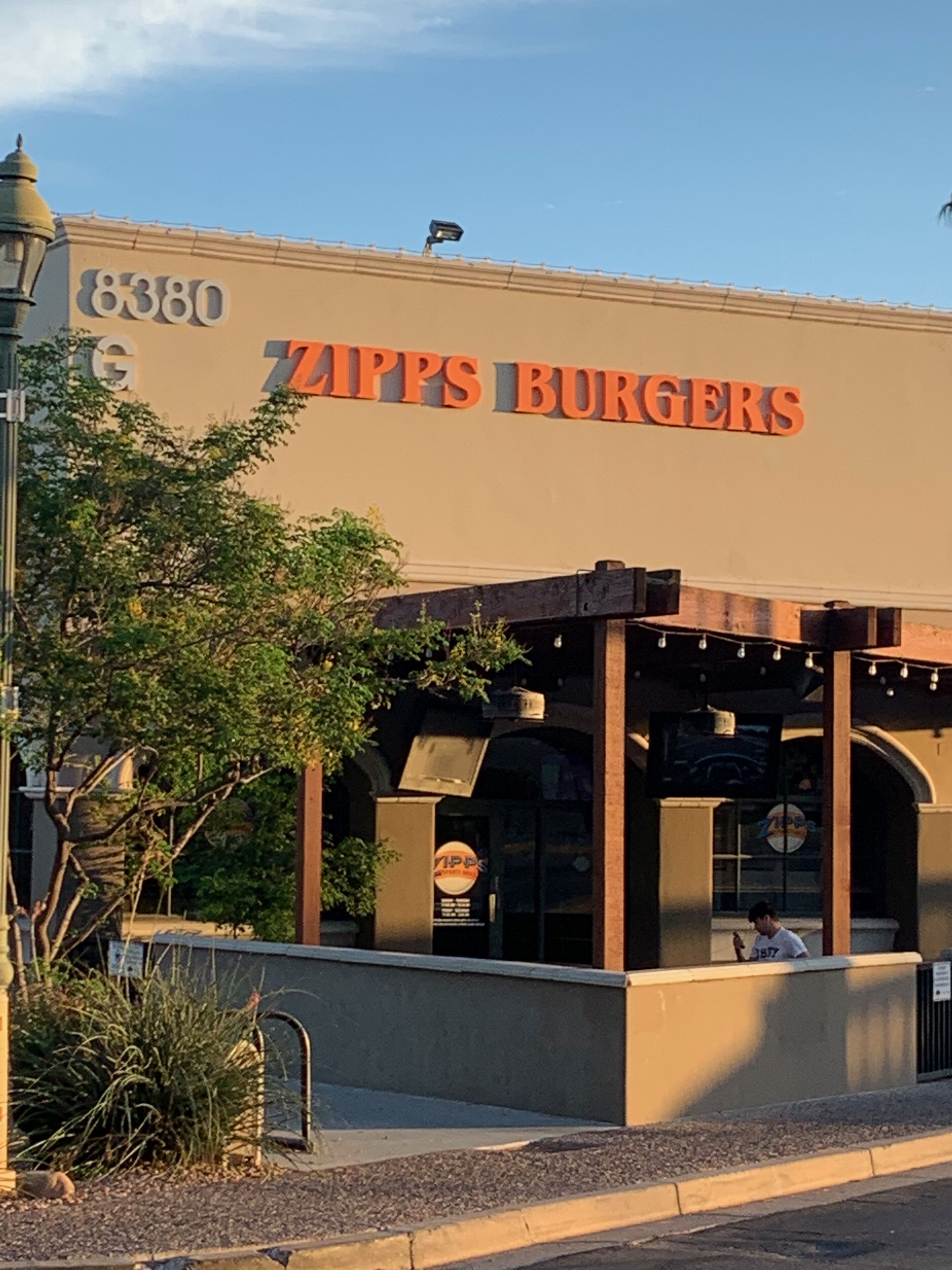 Un bâtiment sur lequel on peut lire l’inscription « Zipp’s Burgers » et le numéro « 8380 ».