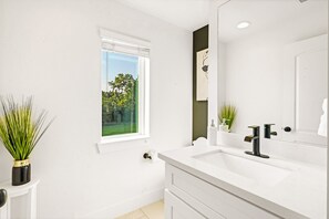 Badewanne, Whirlpool, Haartrockner, Handtücher