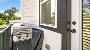 A barbecue grill on a porch with a window and a door. - Luxury Houston Downtown townhome Minute Maid/Toyota/ Medical center (Houston)