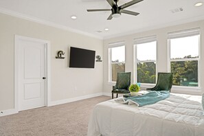 3 bedrooms, desk, iron/ironing board, free WiFi