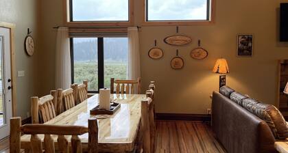 Mountain View Lodge 10 min to YNP+WiFi+Hot Tub+AC