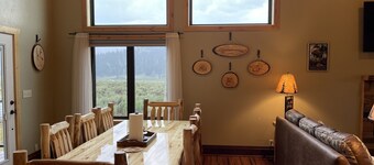 Mountain View Lodge 10 min to YNP+WiFi+Hot Tub+AC